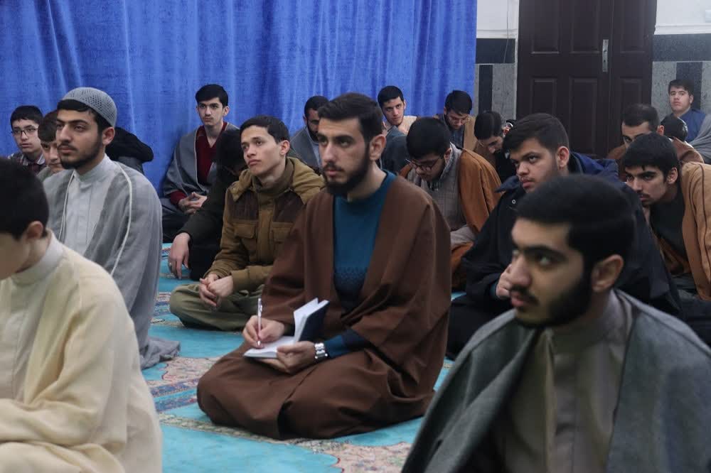 تهذیب نفس و کسب رضایت امام زمان از شاخصه‌های طلبه امام زمانی است