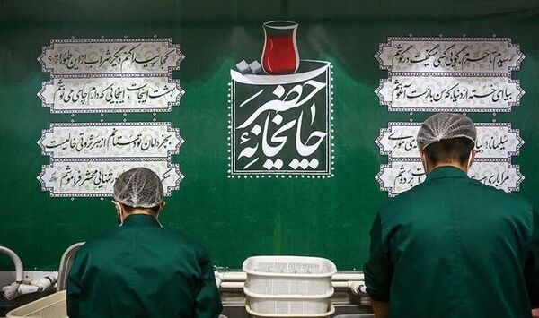 خدمات‌دهی به زائران نیمه شعبان توسط خادمیاران رضوی