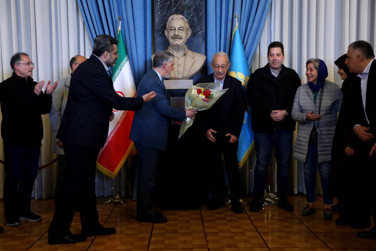 سردیس استاد حسن ریاحی رونمایی شد/«ارکستر سمفونیک تهران»موومان سوم از سوئیت ایران حسن ریاحی را اجرا کرد