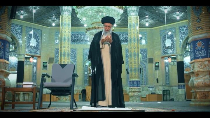 لحظاتی از حضور رهبر انقلاب در مسجد جمکران