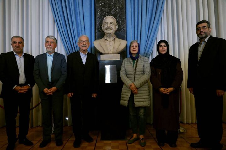 رونمایی از سردیس «استاد حسن ریاحی» با حضور وزیر فرهنگ