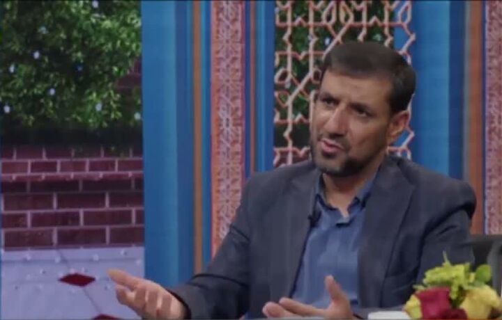 انسان خردمند رفتارش را با عقل خود می‌سنجد