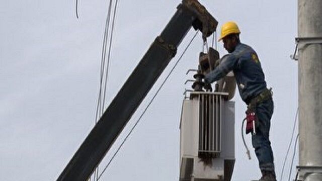 بازسازی شبکه های فرسوده برق در محلات بندرعباس