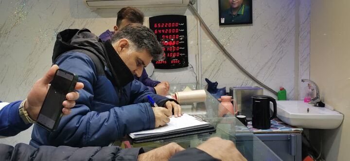 نمونه برداری ازطلافروشی‌های استان مرکزی برای بررسی استانداردهای طلا