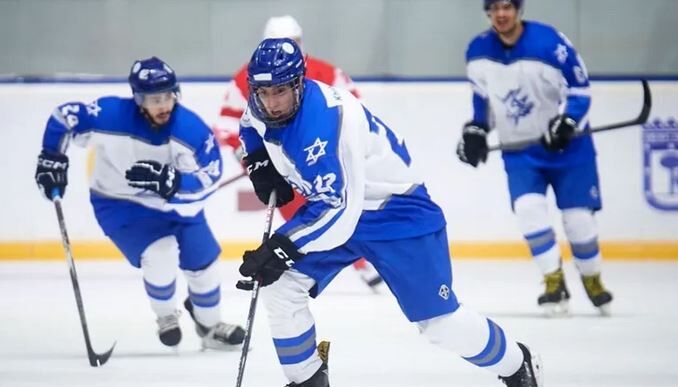 شعارهای ضد اسرائیلی هواداران فلسطینی در بازی هاکی روی یخ بین دو تیم بوسنی و اسرائیل