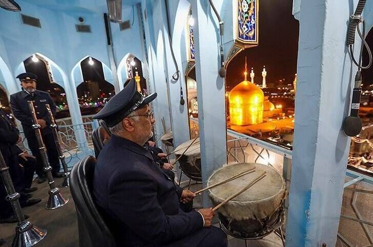 جزئیاتی از آیین ۵۰۰ساله نقاره زنی در حرم رضوی