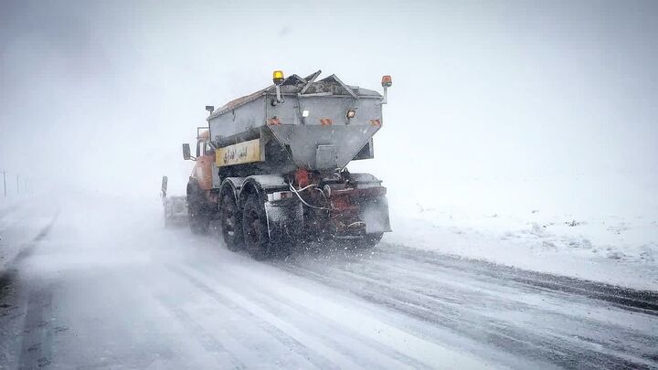 برف‌روبی ۳۴۵۰ کیلومتر باند از محورهای استان مرکزی و تداوم بارش برف در برخی شهرستان‌ها