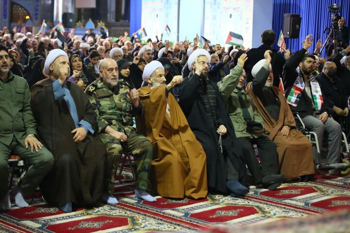 امامین انقلاب ما، نظام را از خطرات عظیم دور کردند