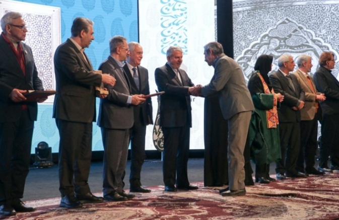 سروهای سیمین در دستان هنرمندان برگزیده صنایع دستی جای گرفت