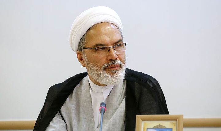 کتابخوان‌ها ساعاتی را نیز در ام‌الکتاب تدبر کنند