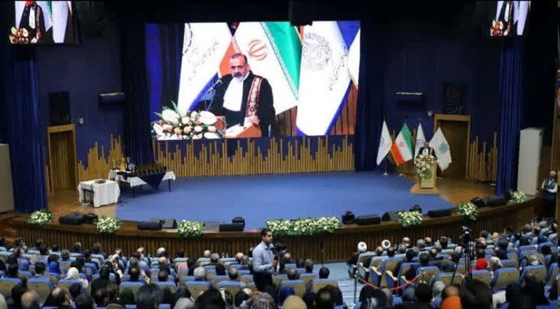 وکیل دانشمندی هنرمند است که هنرمندانه از حق مظلومین دفاع می‌کند 