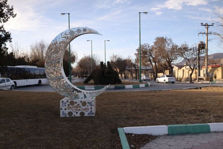 رنگ و بوی ماه مبارک‌رمضان در شهرکرد/ نصب‌ المان‌های ماه خدا در ورودی‌های شهر