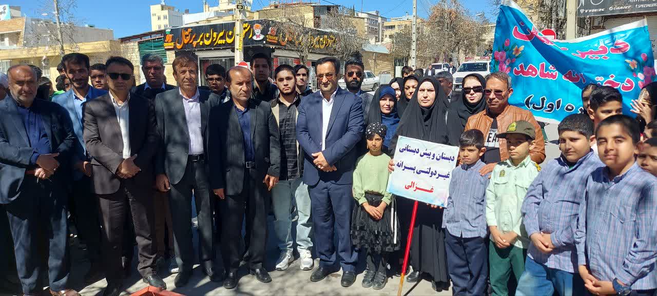 حضور دست جمعی مسئولان و دانش آموزان در نماز جمعه یاسوج