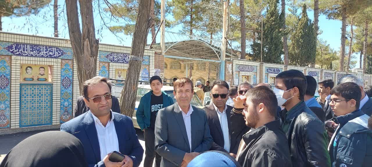 حضور دست جمعی مسئولان و دانش آموزان در نماز جمعه یاسوج