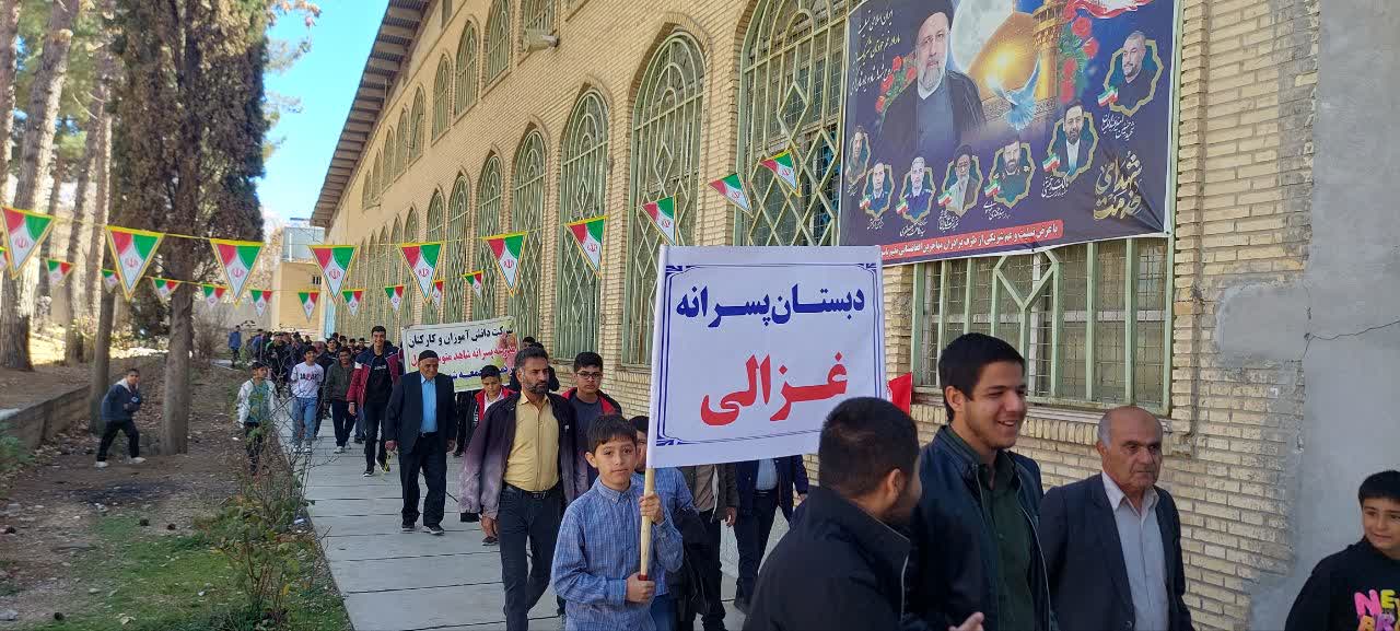 حضور دست جمعی مسئولان و دانش آموزان در نماز جمعه یاسوج