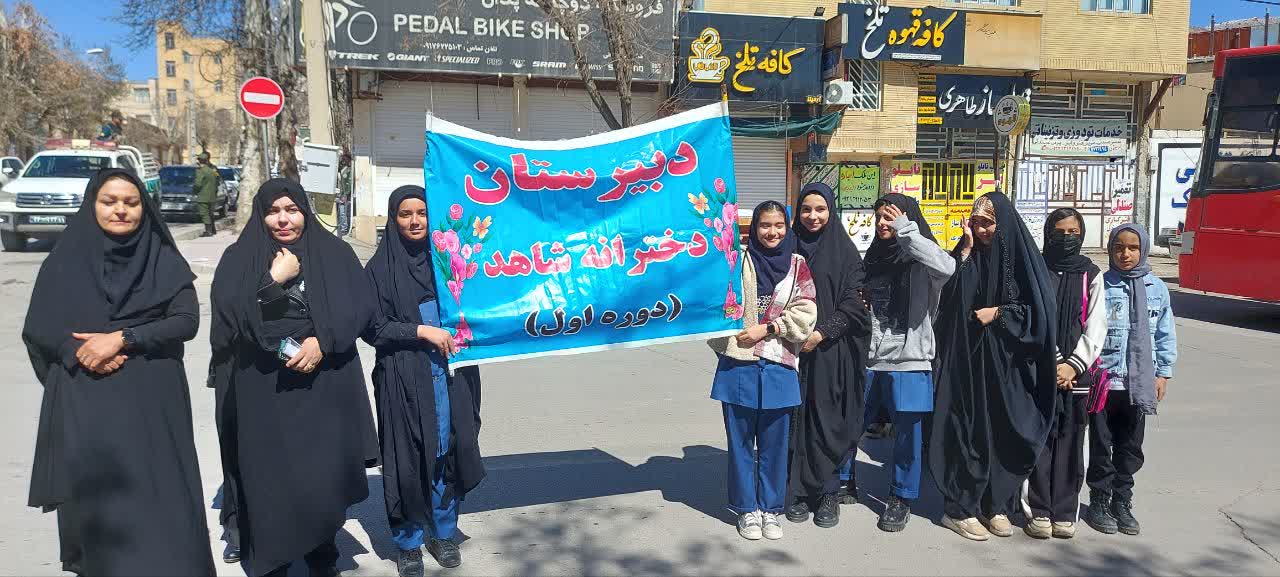 حضور دست جمعی مسئولان و دانش آموزان در نماز جمعه یاسوج