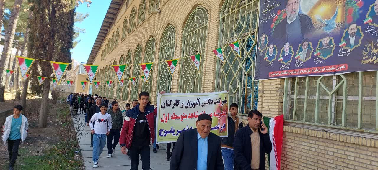 حضور دست جمعی مسئولان و دانش آموزان در نماز جمعه یاسوج