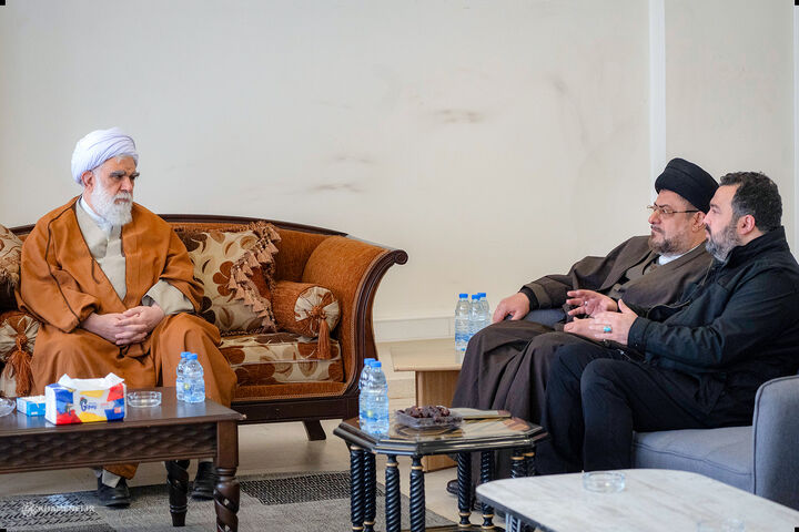 حضور نماینده رهبر انقلاب اسلامی در منزل خانواده‌های فرماندهان شهید حزب‌الله لبنان در بیروت