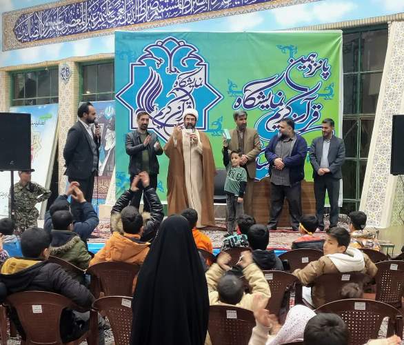 گروه سرود "نوای امید" فضای نمایشگاه قرآن را طراوت بخشید