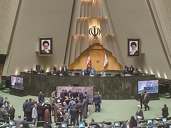 نمایندگان رأی اعتمادشان را از همتی پس گرفتند
