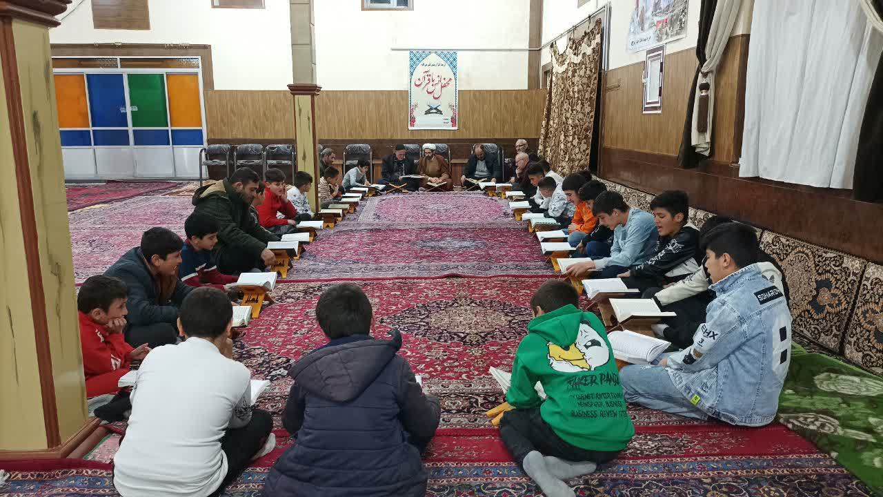 اینجا کودکان عاشقانه قرآن میآموزند