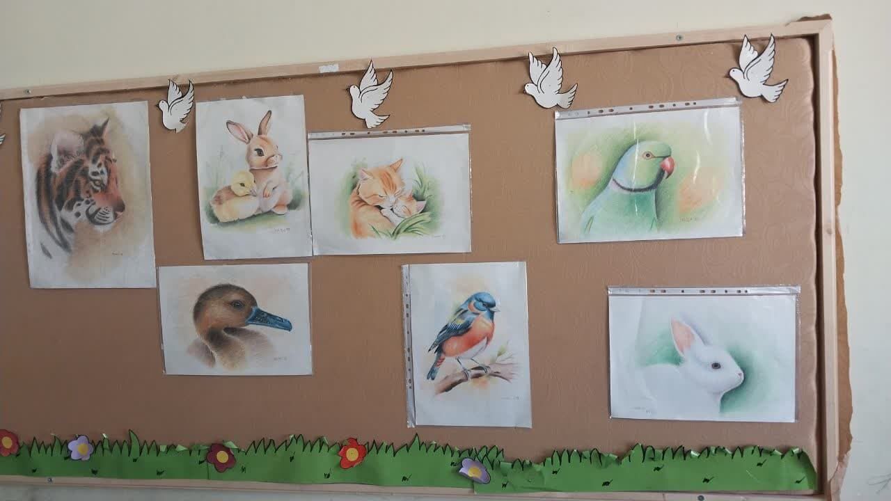 نمایش نقاشی های دانش آموز نوش آبادی در کلاس درس؛ شروعی برای ستاره شدن