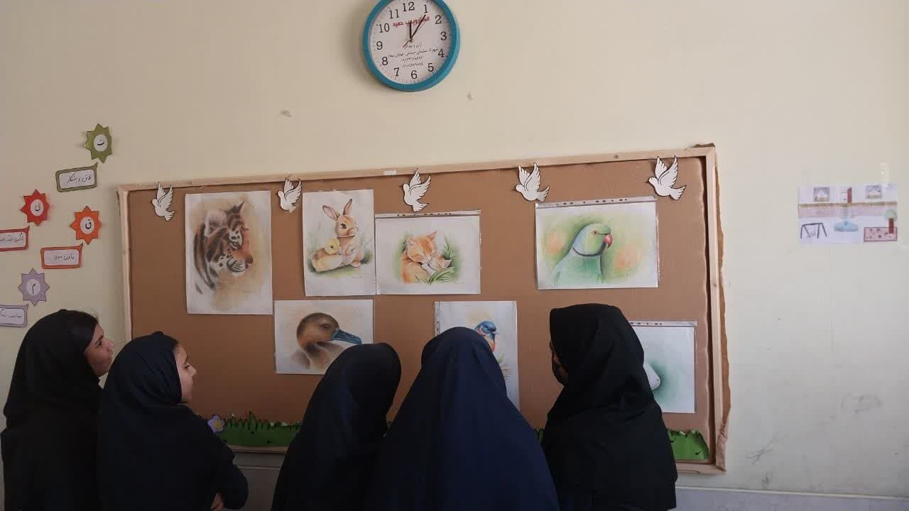 نمایش نقاشی های دانش آموز نوش آبادی در کلاس درس؛ شروعی برای ستاره شدن
