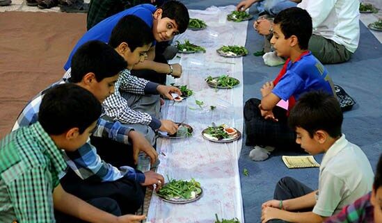 افطاری‌های بی‌ریا، دل‌های پر از نور؛ لحظات شیرین رمضان در مسجد