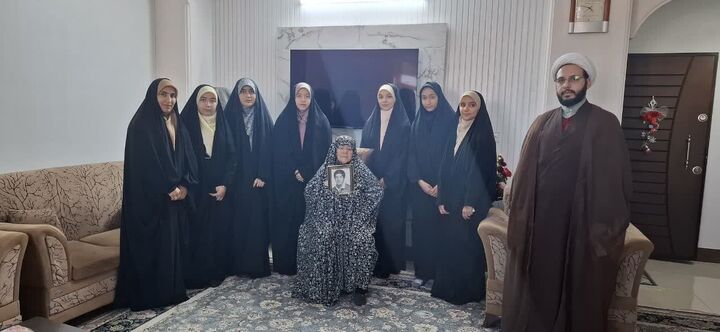 اعضای کانون فرهنگی فاطمه الزهرا(س) با خانواده شهید محمود کاظمی دیدار کردند