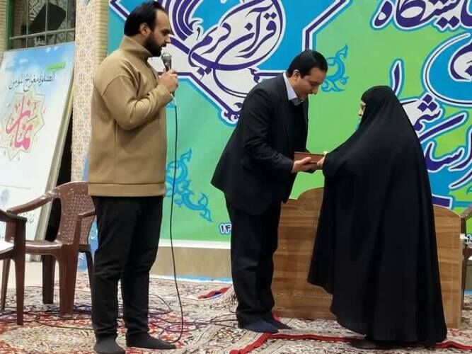 پنجمین شب نمایشگاه قرآن کریم با تجلیل از مادر شهید همراه شد