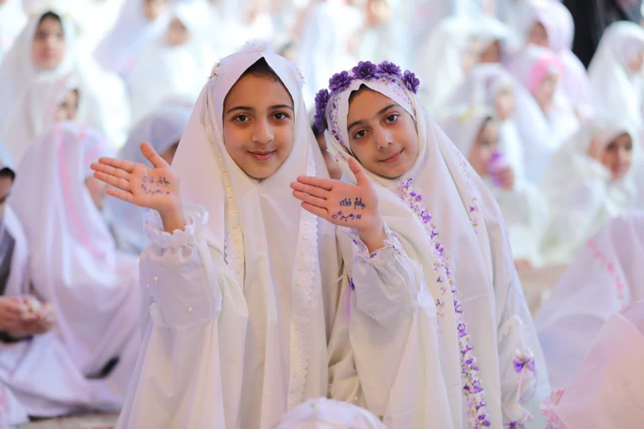 جشن عبادت ۶۰۰ دانش آموز روزه اولی در آران و بیدگل