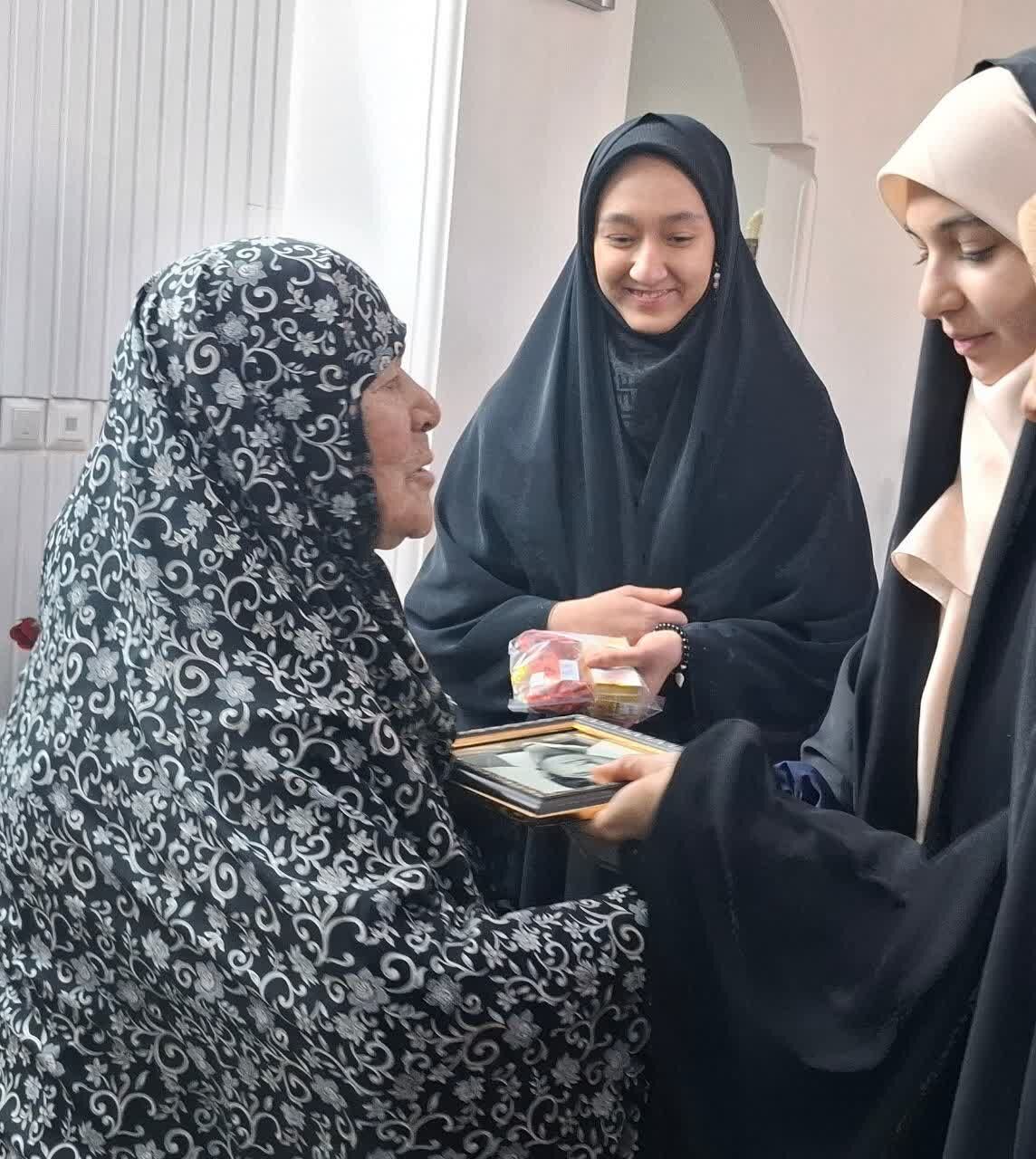 اعضای کانون فرهنگی فاطمه الزهرا(س) با خانواده شهید محمود کاظمی دیدار کردند