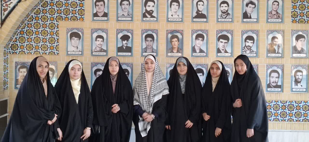 اعضای کانون فرهنگی فاطمه الزهرا(س) با خانواده شهید محمود کاظمی دیدار کردند