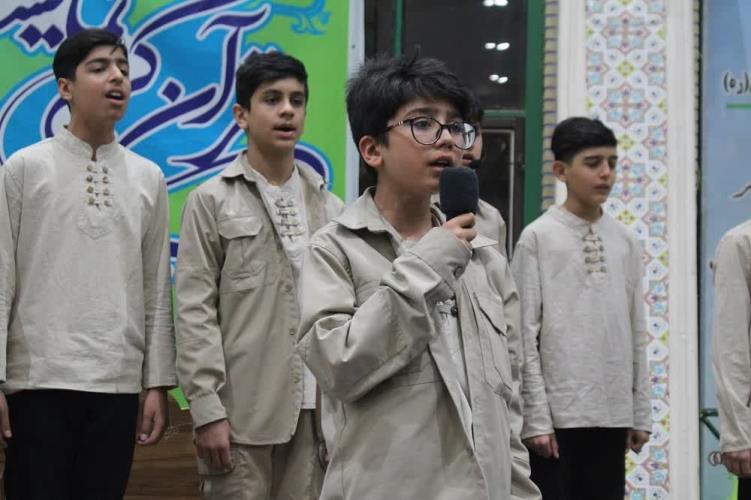 اجرای ویژه گروه سرود "نسیم ولایت" برای مادر شهید میرزا