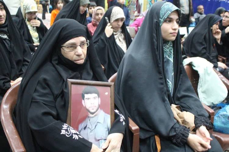 اجرای ویژه گروه سرود "نسیم ولایت" برای مادر شهید میرزا