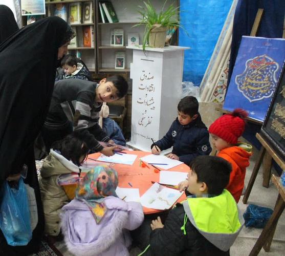 اجرای ویژه گروه سرود "نسیم ولایت" برای مادر شهید میرزا