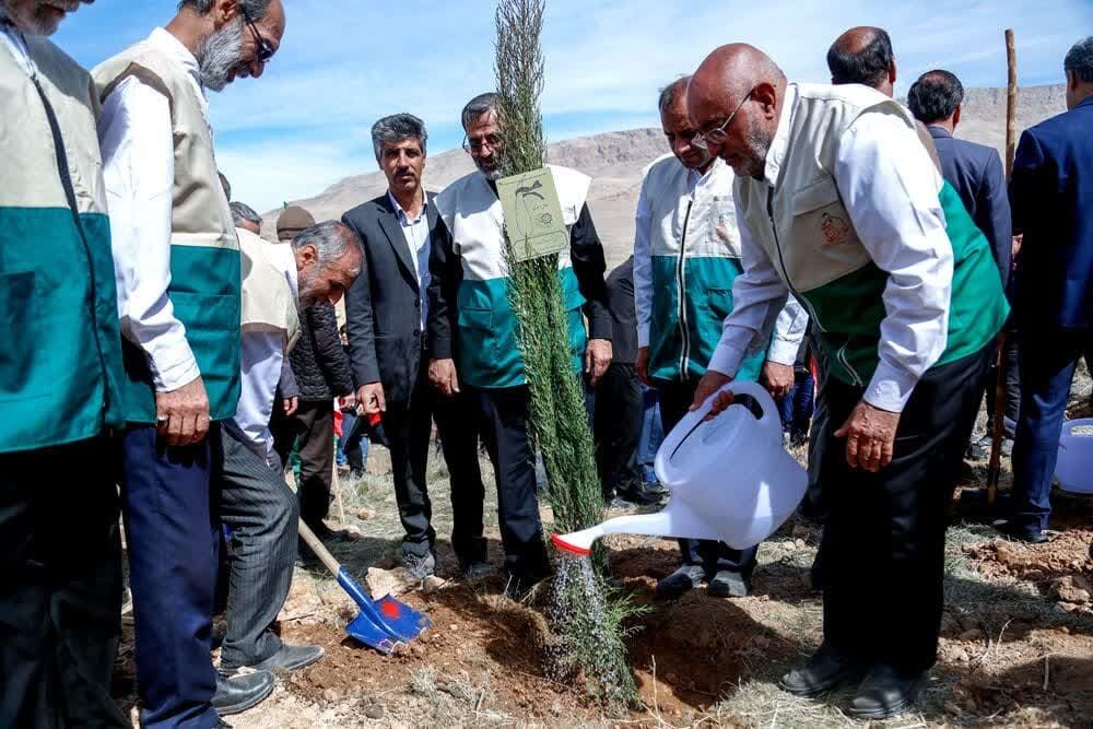پویش مژده بهار؛ خادمیاران رضوی یک میلیون درخت در فارس میکارند