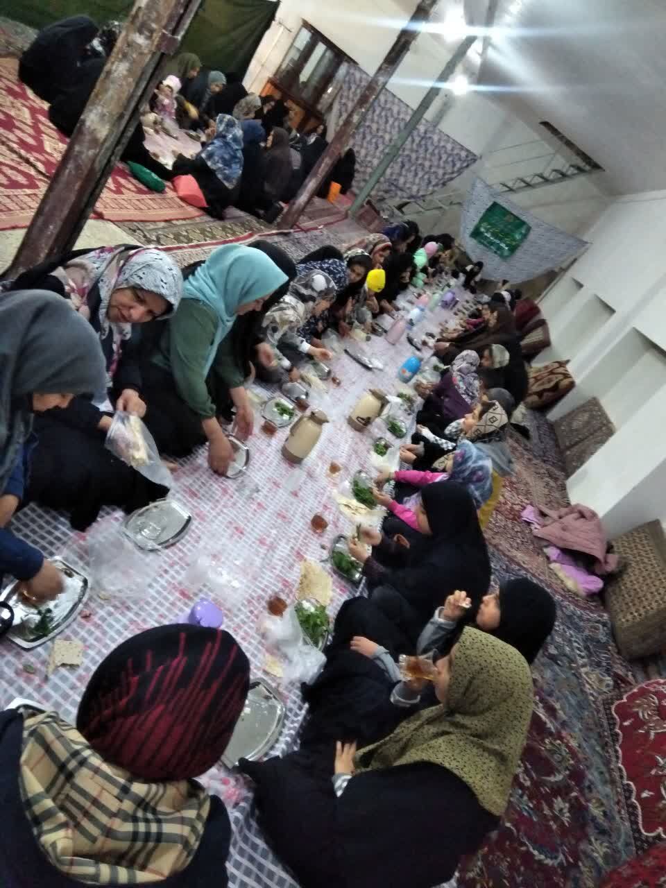 دورهمی متفاوت بچههای کانون ولیعصر(عج)/ کلاس آموزشی زندگی با آیه در جمعی صمیمی