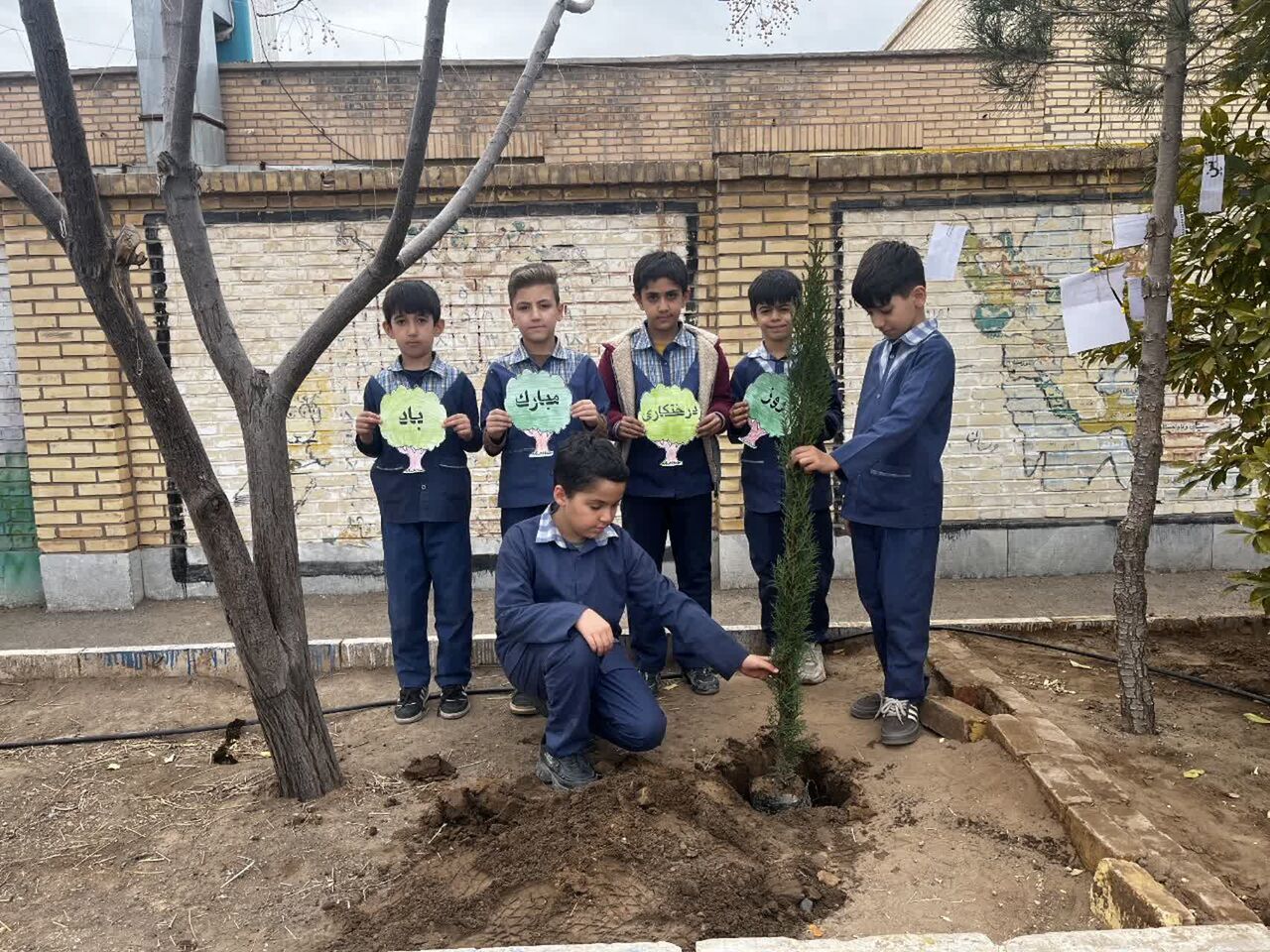 آغاز پویش «هر شهید یک درخت» در مدارس آران و بیدگل