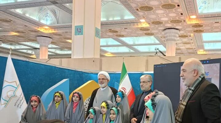 بازدید وزیر علوم از بخش «مسجد پایگاه قرآن» در سی‌ودومین نمایشگاه بین‌المللی قرآن