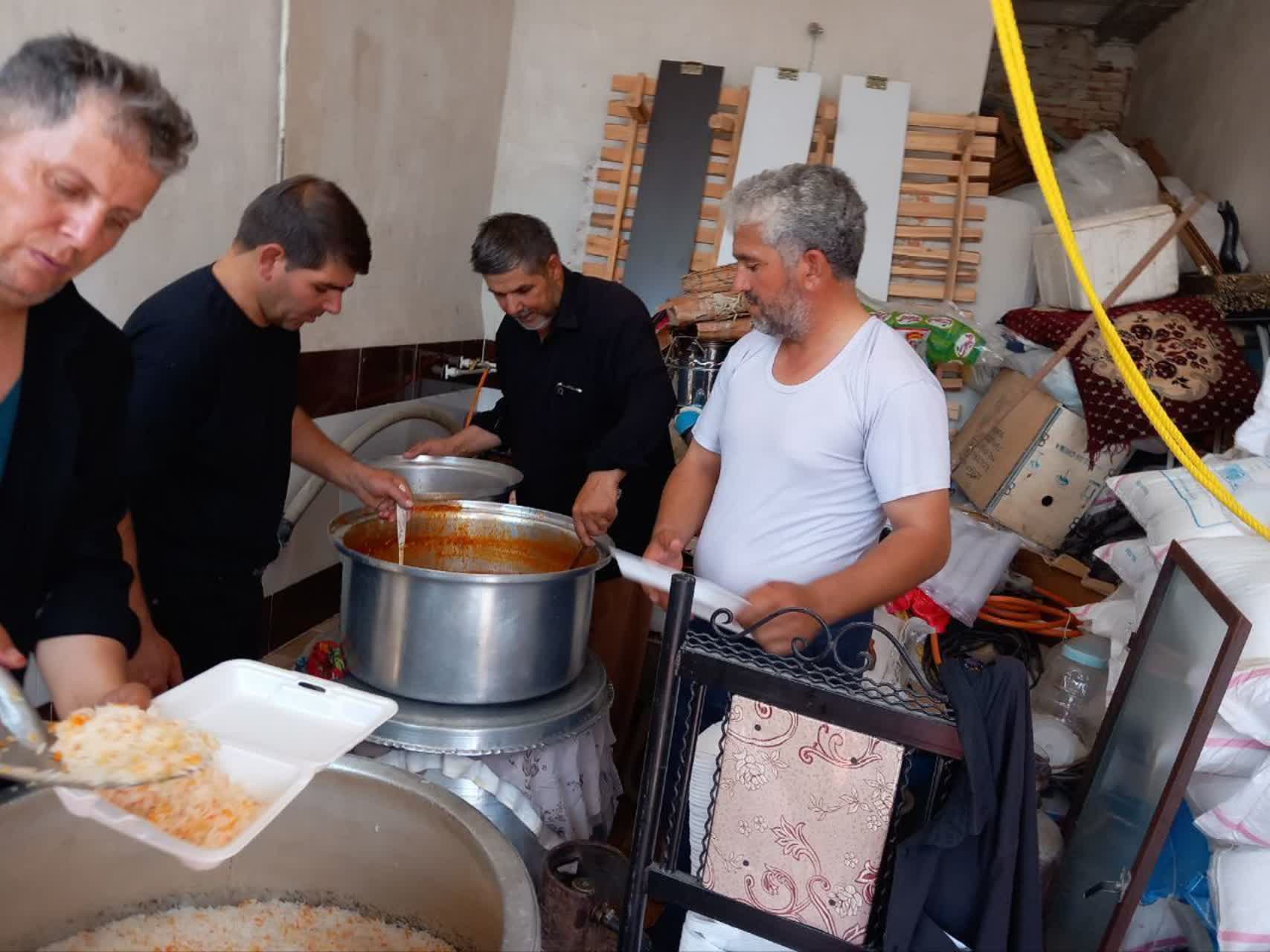 از برپایی سفرههای کریمانه افطاری تا توزیع بستههای معیشتی در مساجد آذربایجان غربی