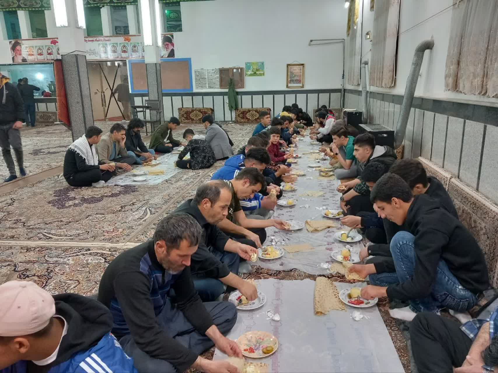 از برپایی سفرههای کریمانه افطاری تا توزیع بستههای معیشتی در مساجد آذربایجان غربی