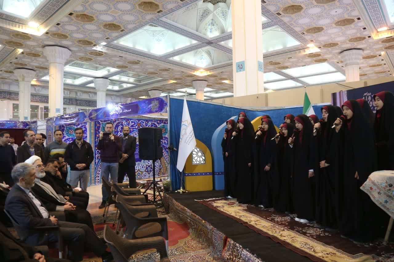 حال و هوای بخش مسجد، پایگاه قرآن در سومین روز نمایشگاه/از بازدید وزیر فرهنگ تا اجرا و همخوانی گروه‌های سرود مسجدی