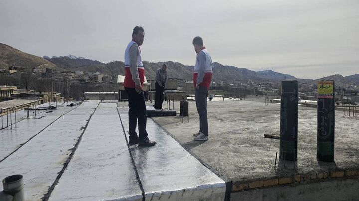 ایزوگام منزل ٢۵ خانواده نیازمند در شهرستان‌های دهلران و ملکشاهی