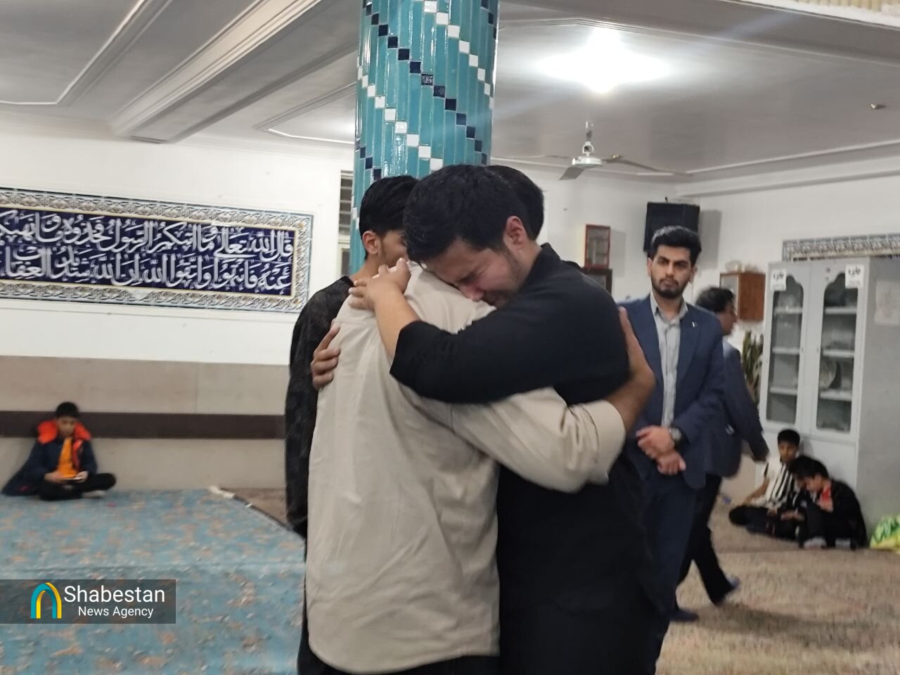 دیدار آخر با لباس شهادت / وداع جانسوز با شهید مدافع امنیت در مسجد امام علی جیرفت