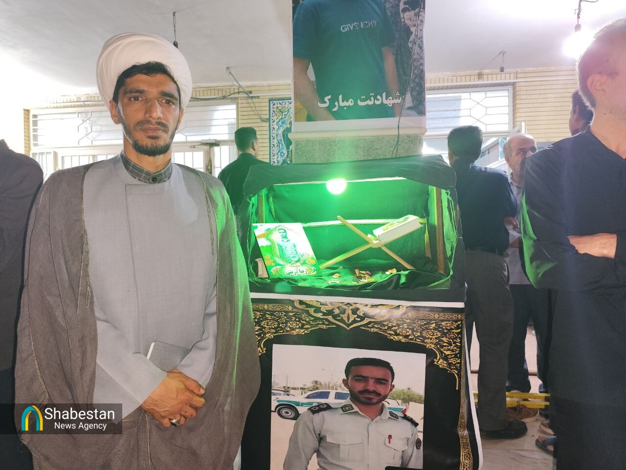 دیدار آخر با لباس شهادت / وداع جانسوز با شهید مدافع امنیت در مسجد امام علی جیرفت