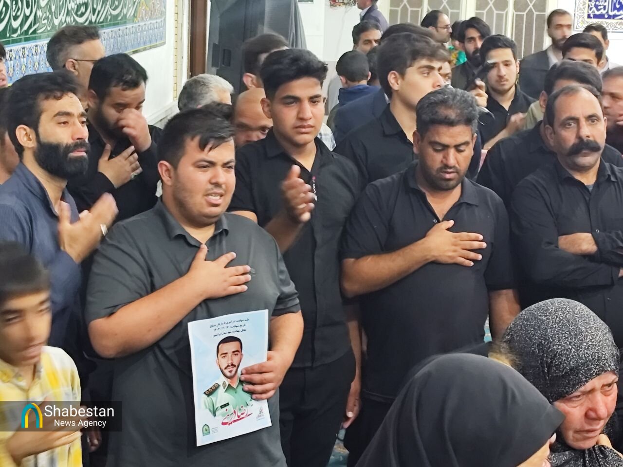 دیدار آخر با لباس شهادت / وداع جانسوز با شهید مدافع امنیت در مسجد امام علی جیرفت