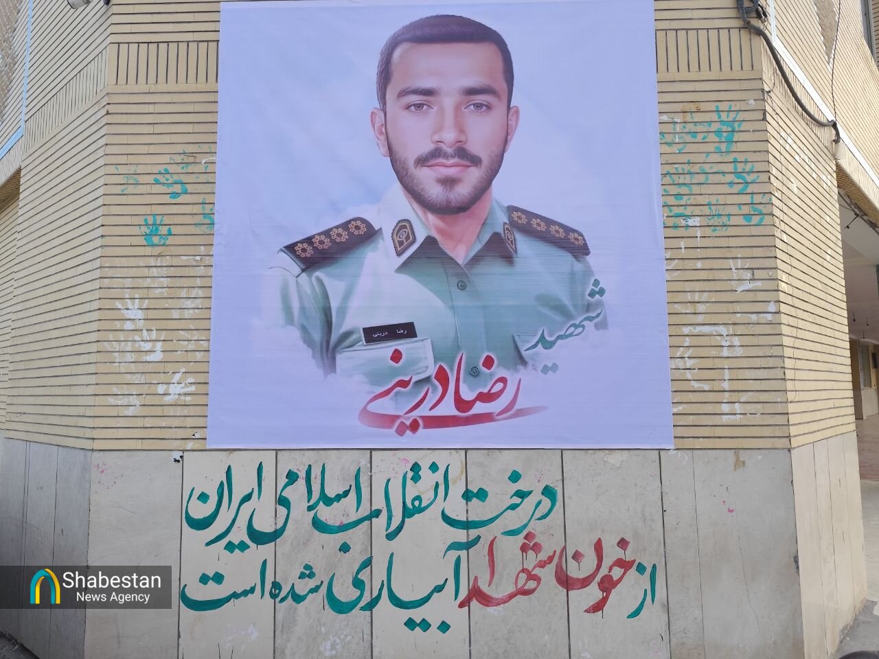 دیدار آخر با لباس شهادت / وداع جانسوز با شهید مدافع امنیت در مسجد امام علی جیرفت