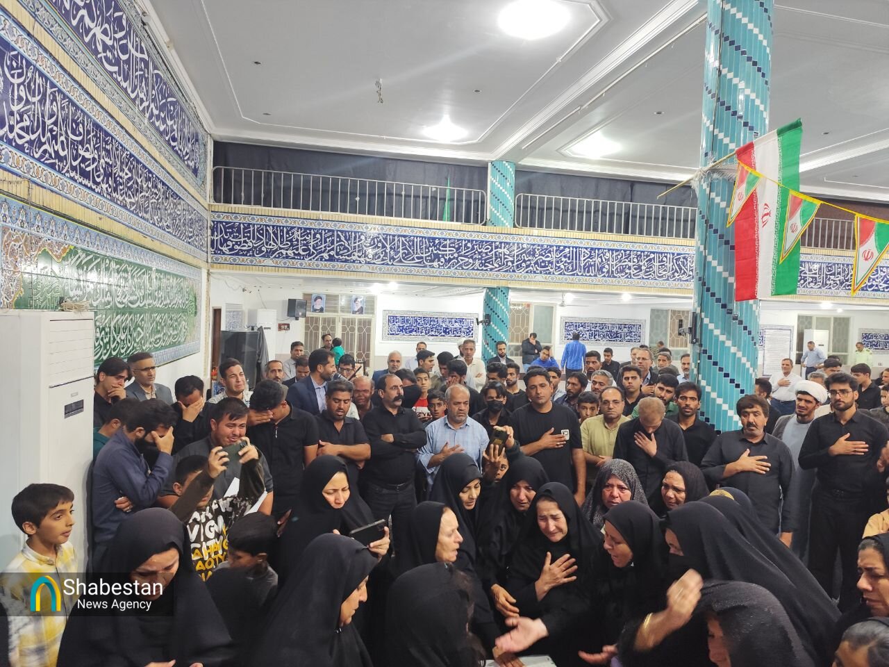 دیدار آخر با لباس شهادت / وداع جانسوز با شهید مدافع امنیت در مسجد امام علی جیرفت