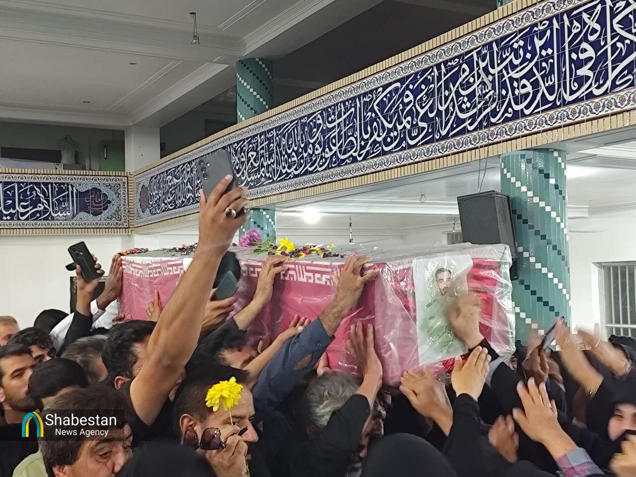 دیدار آخر با لباس شهادت / وداع جانسوز با شهید مدافع امنیت در مسجد امام علی جیرفت